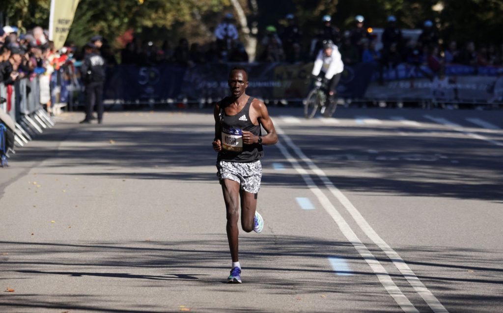 Peres Jepchirchir e Albert Korir vencem a Maratona de Nova York