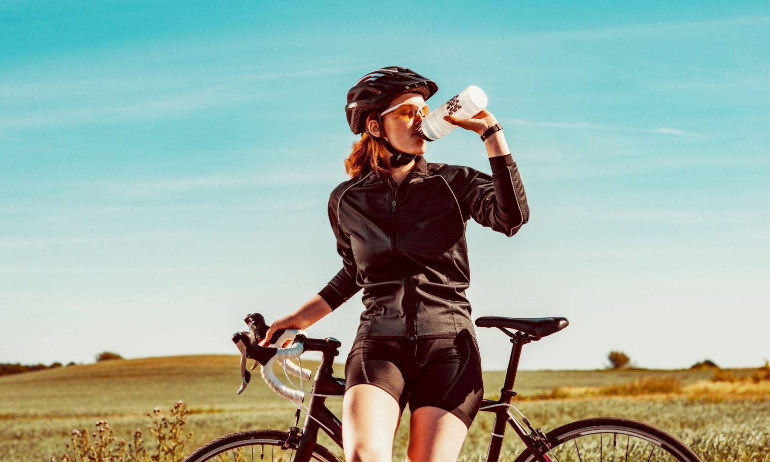 Como comer e se hidratar para pedalar com calor