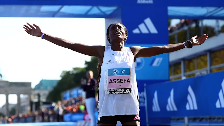 Tigst Assefa quebra recorde mundial