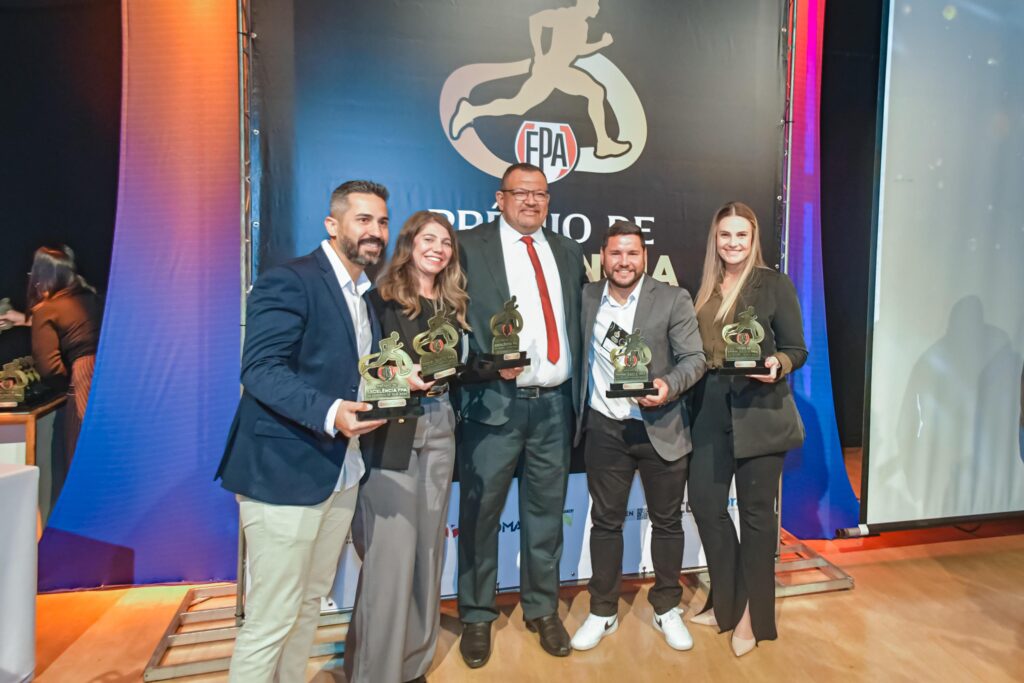 Chelso Sports recebe cinco troféus