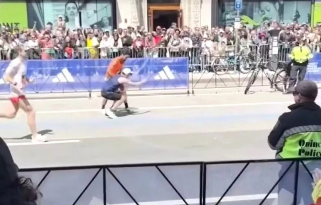 Corredor brasileiro ajuda atleta que caiu na Maratona de Boston e é aplaudido